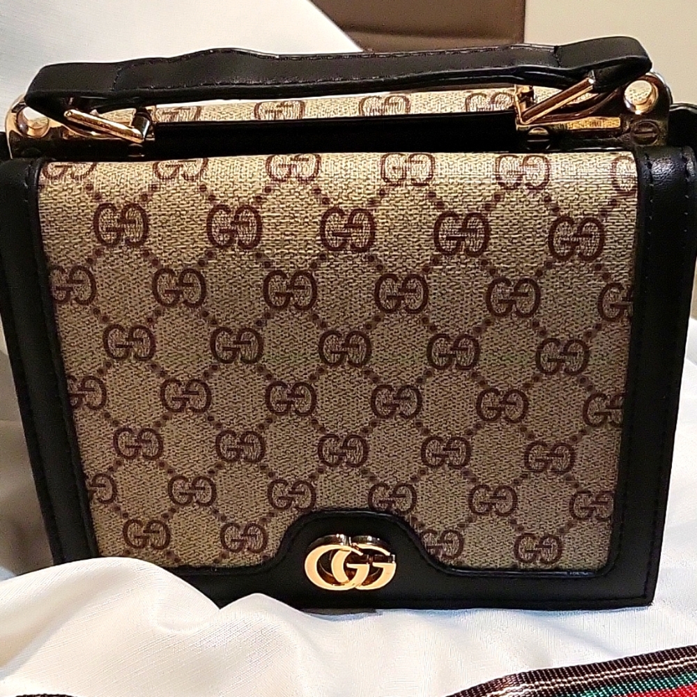 Gucci purse- 2 sides with tag